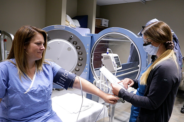 How does hyperbaric oxygen therapy work?